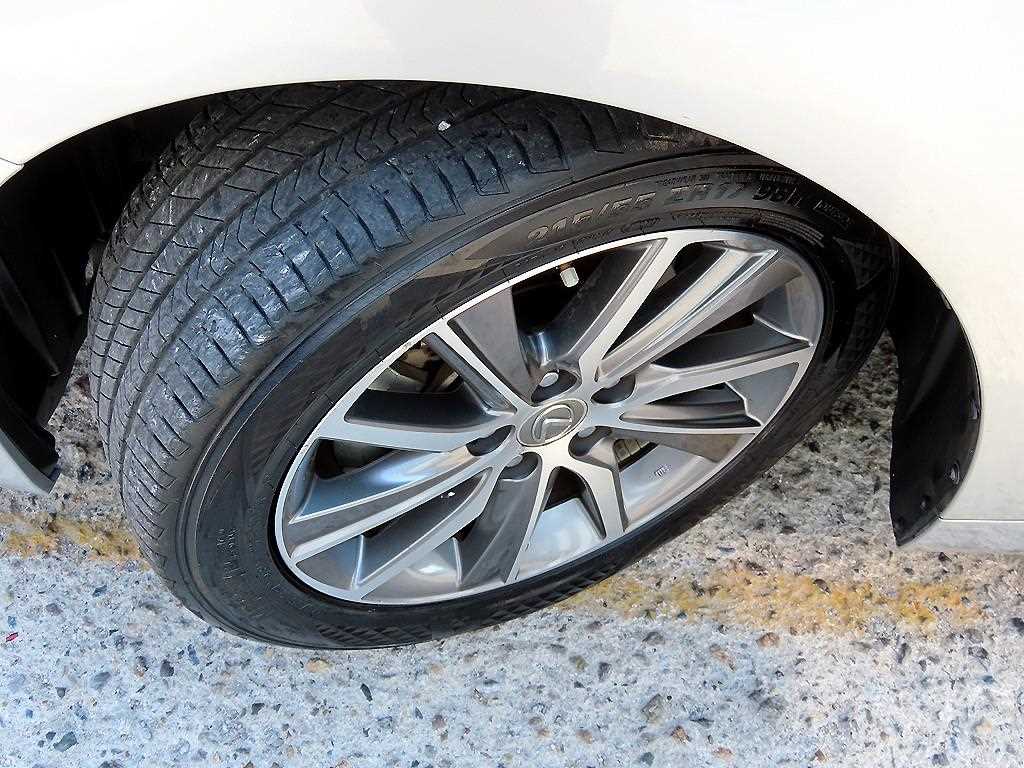 Lexus ES — photo 20