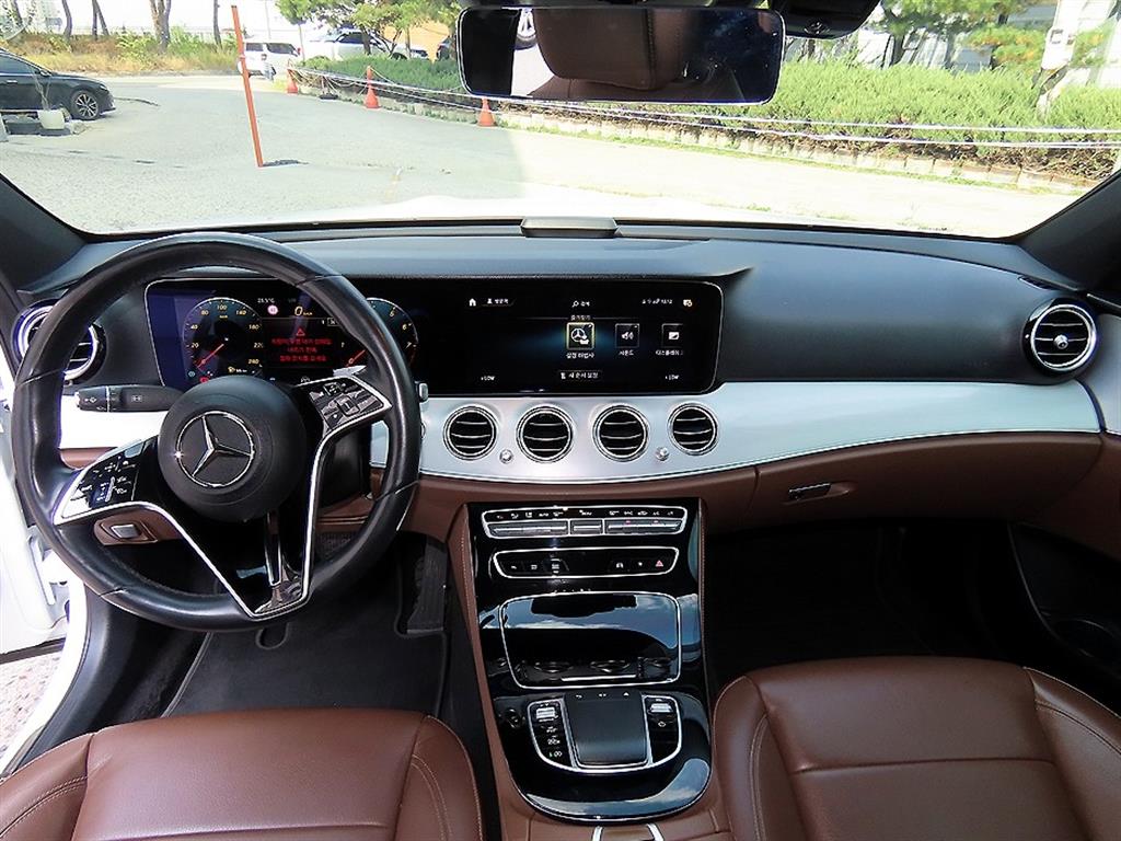 Mercedes-Benz E-Class — photo 07