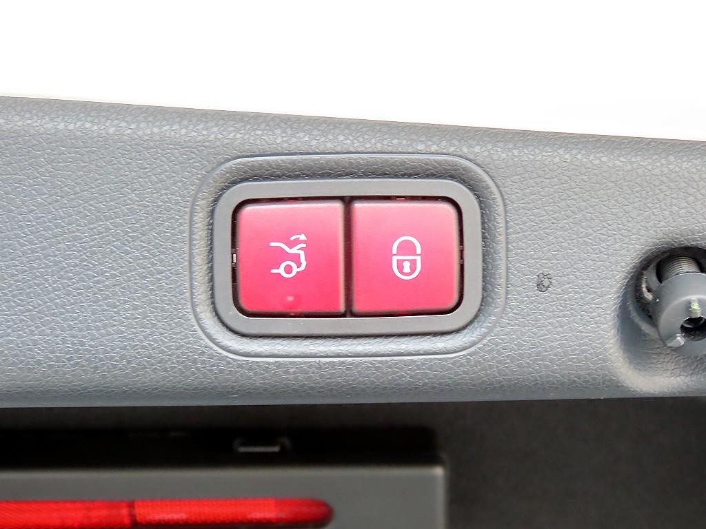 Mercedes-Benz E-Class — photo 16