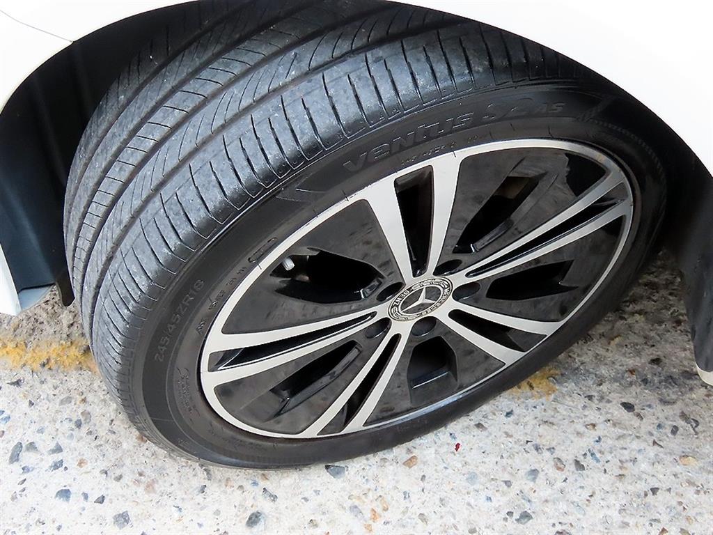 Mercedes-Benz E-Class — photo 20