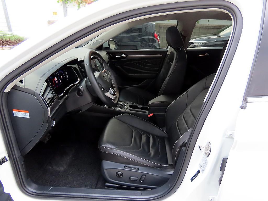 Volkswagen Jetta — photo 05