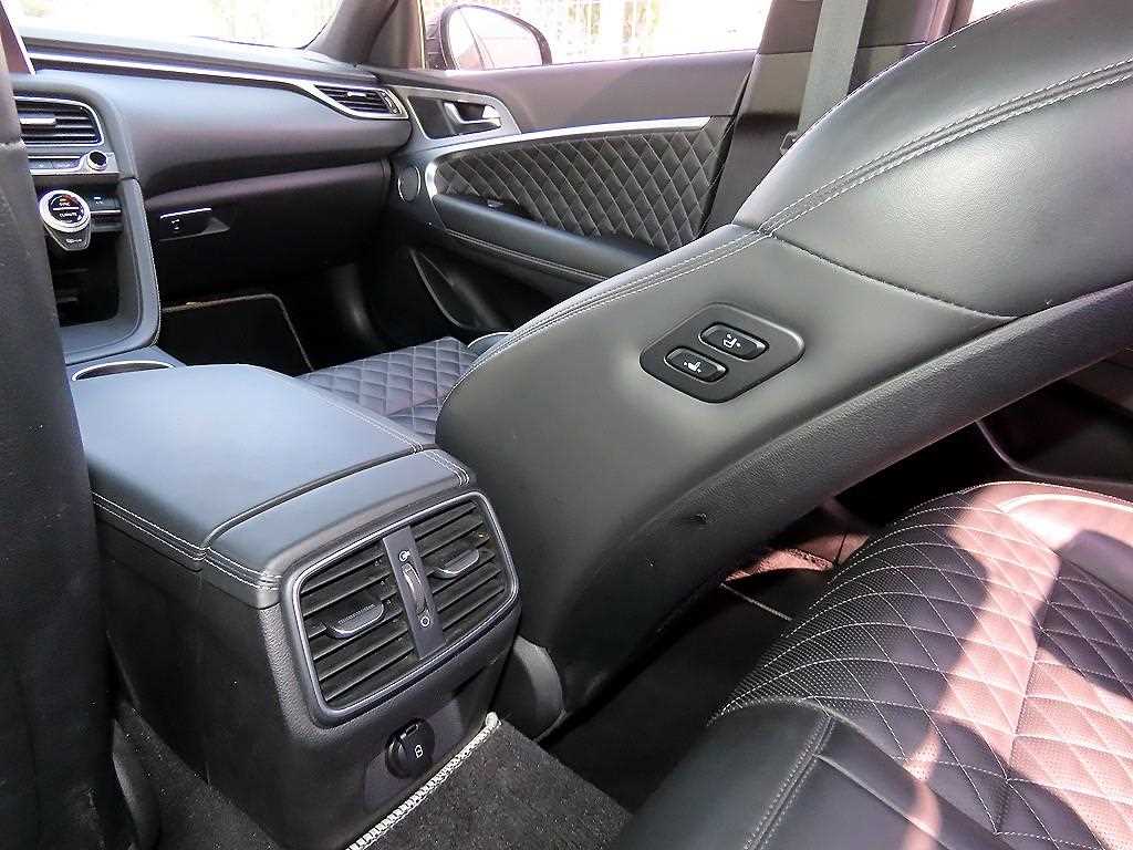 Genesis G70 — photo 16