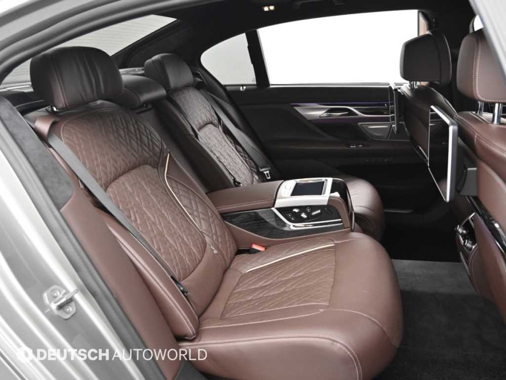 BMW 7-Series — photo 12
