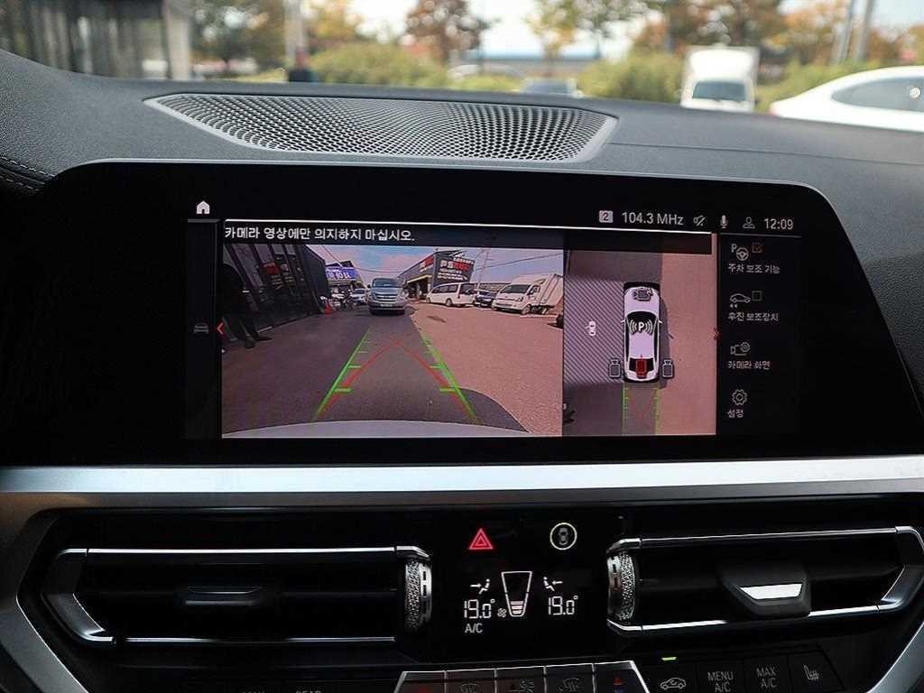 BMW 3-Series — photo 16