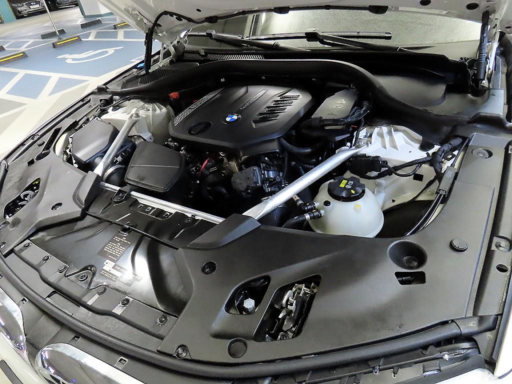 BMW 5-Series — photo 19
