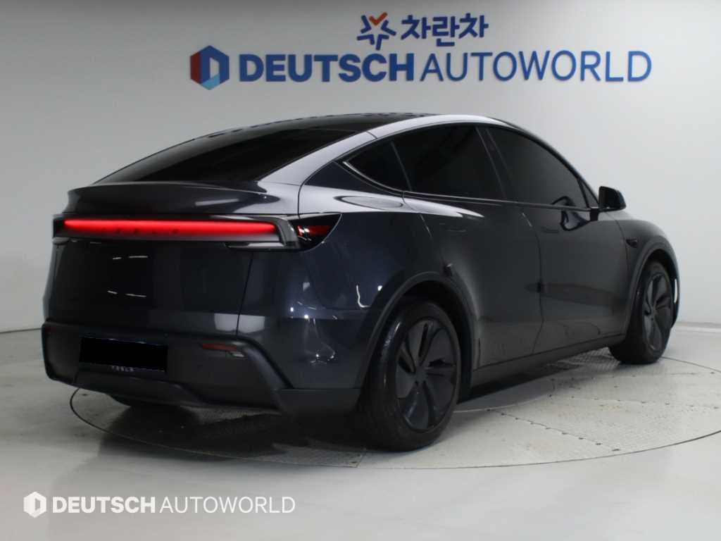 Tesla Model Y — photo 02