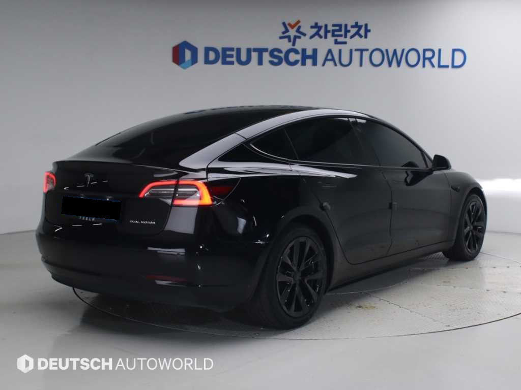 Tesla Model 3 — photo 02