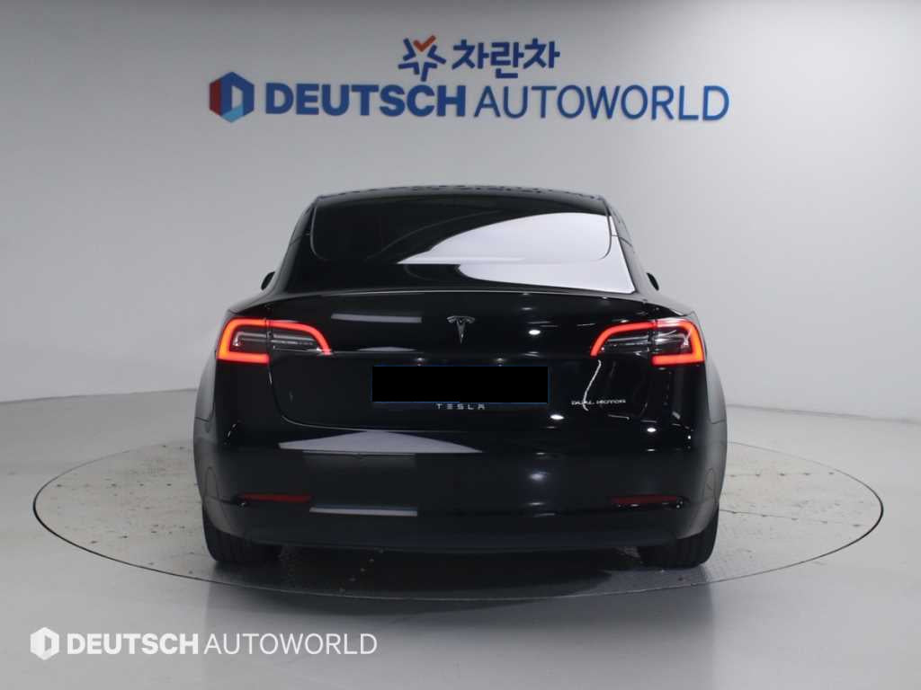 Tesla Model 3 — photo 04