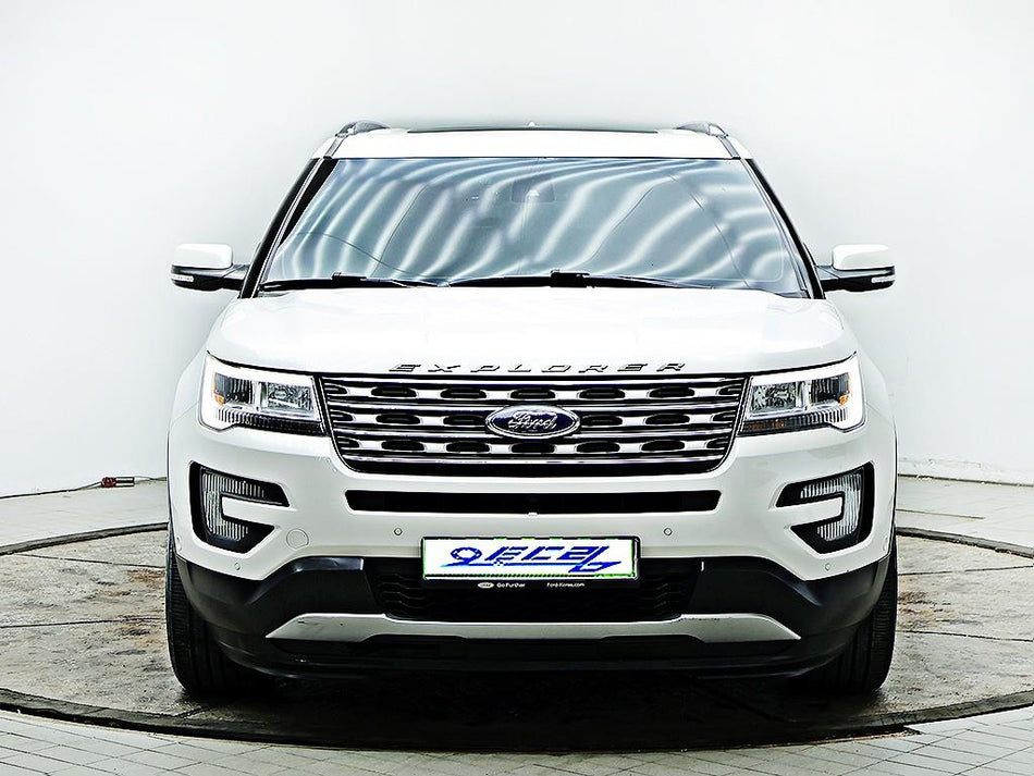 Ford Explorer — photo 01