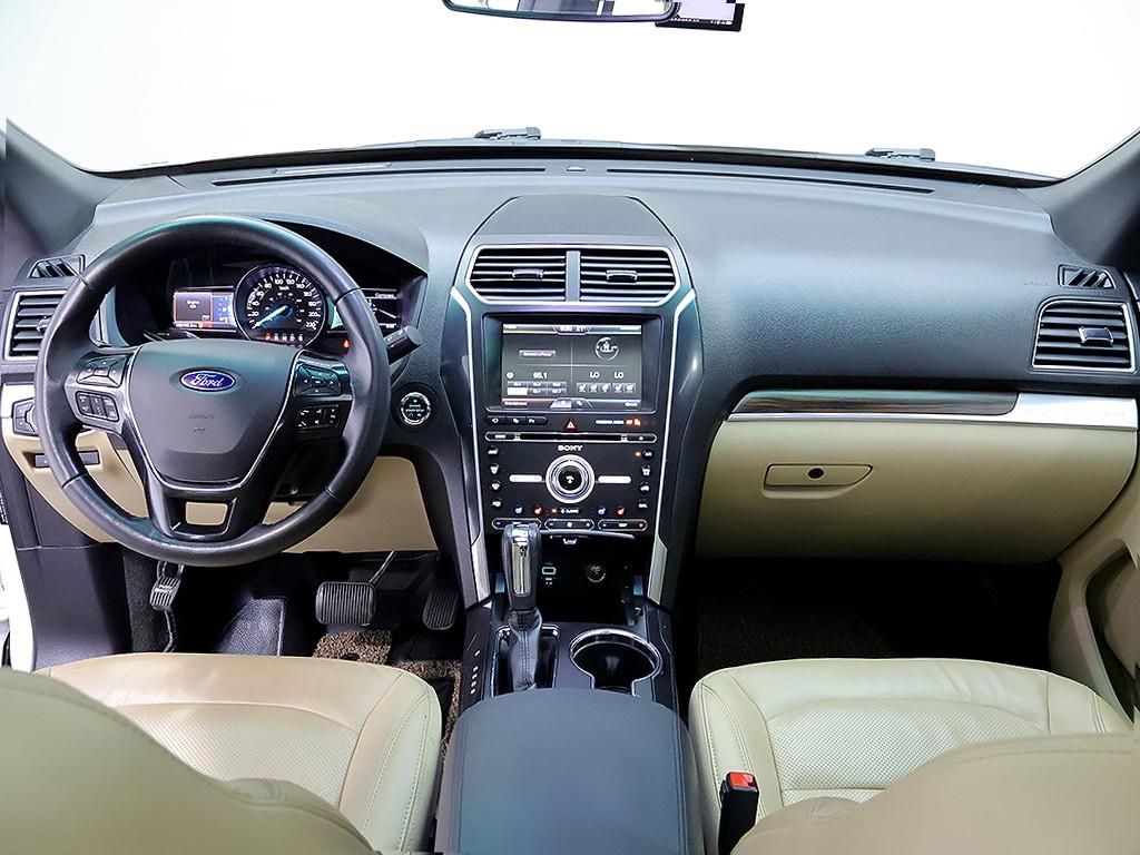 Ford Explorer — photo 05