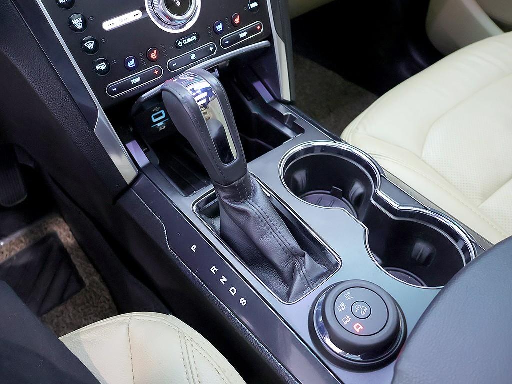 Ford Explorer — photo 10