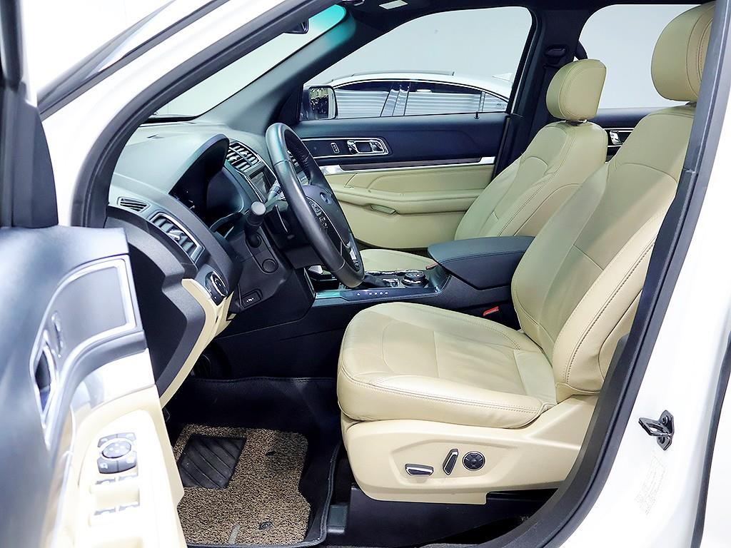 Ford Explorer — photo 11