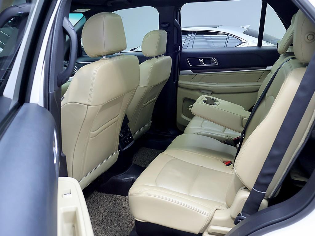 Ford Explorer — photo 12