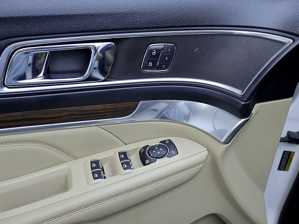 Ford Explorer — photo 16