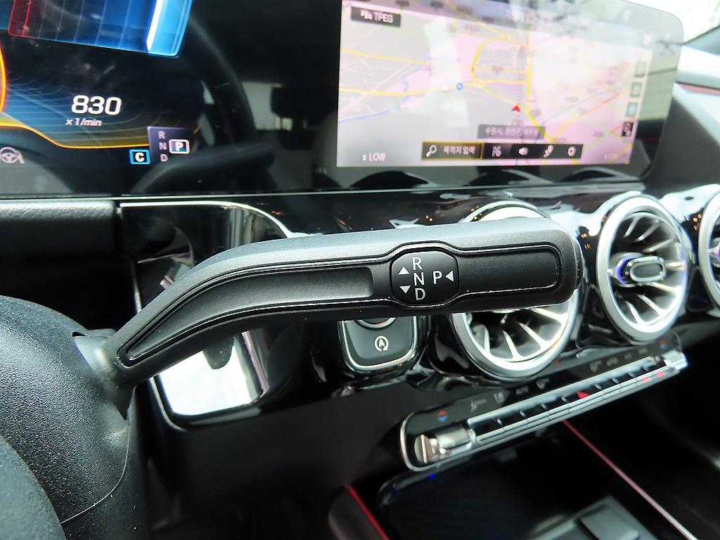 Mercedes-Benz GLA-Class — photo 11