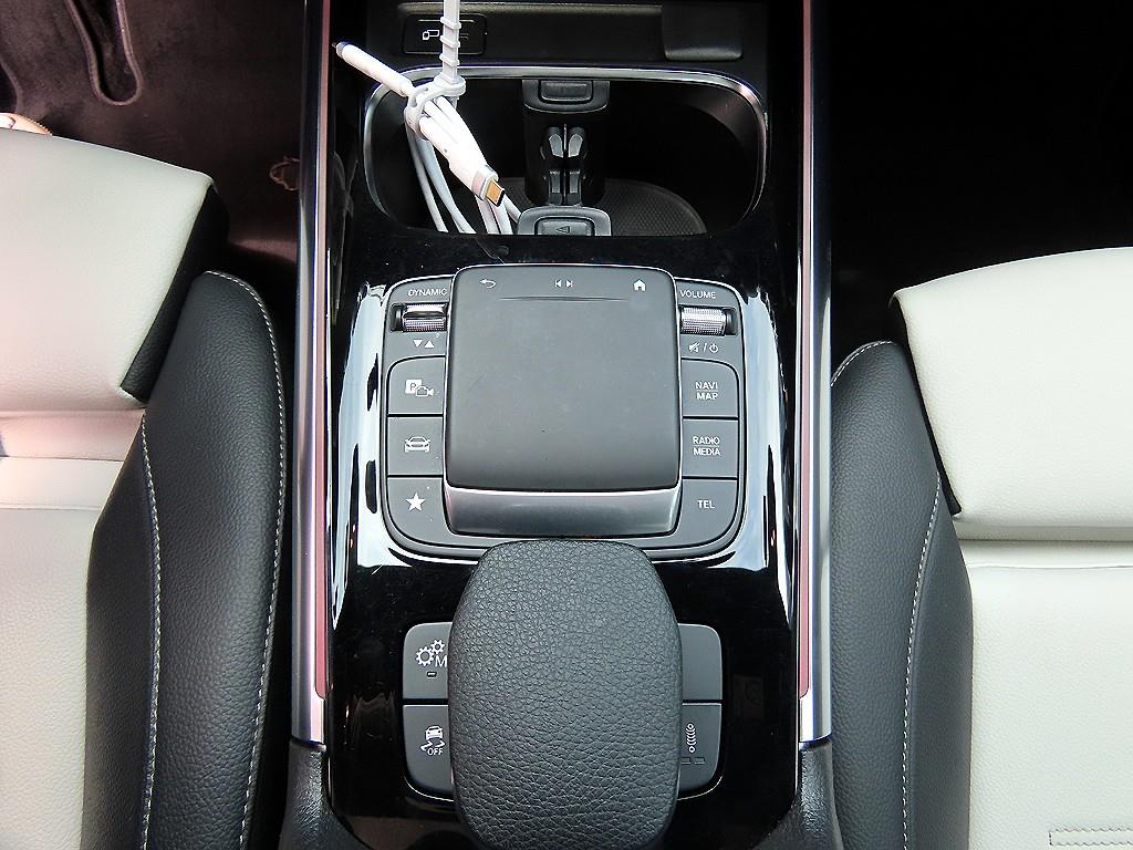 Mercedes-Benz GLA-Class — photo 12