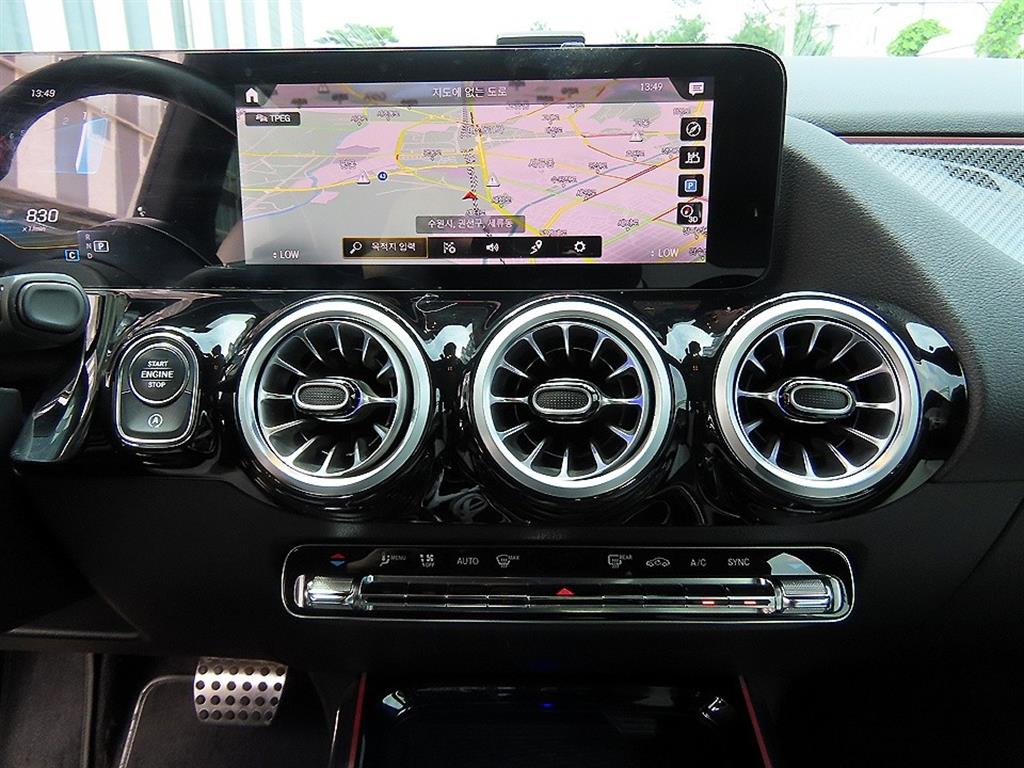Mercedes-Benz GLA-Class — photo 13