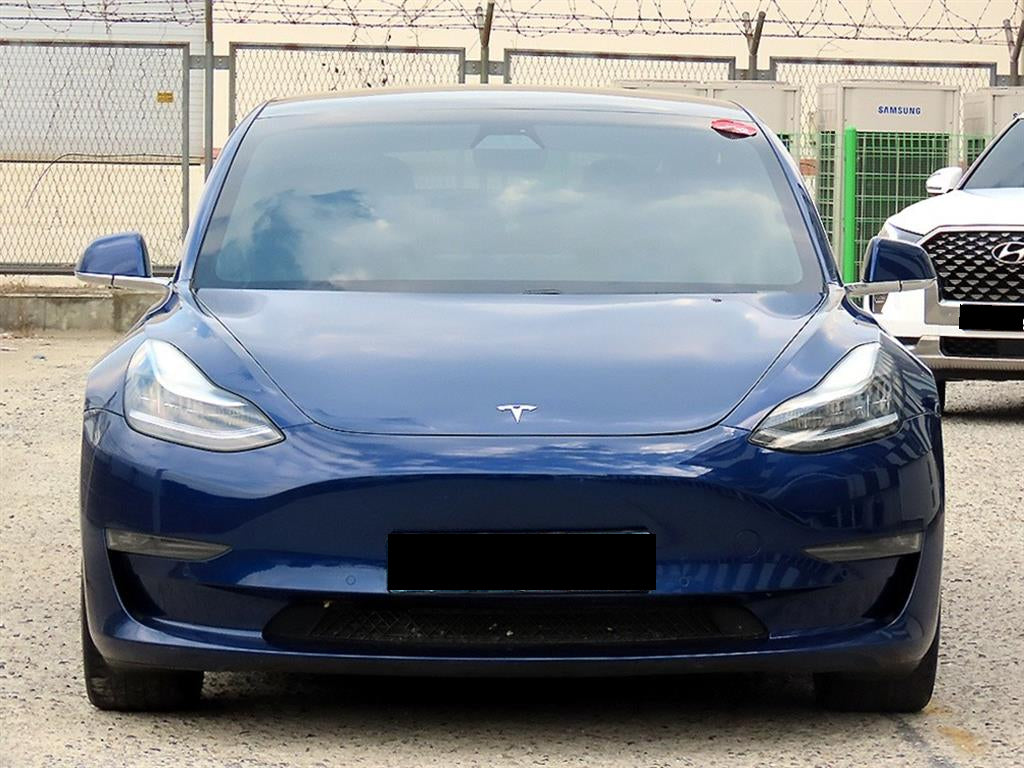 Tesla Model 3 — photo 01