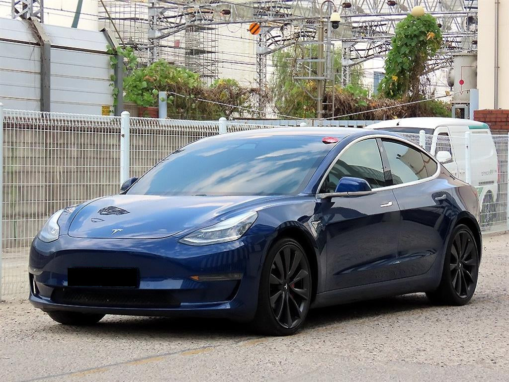 Tesla Model 3 — photo 02
