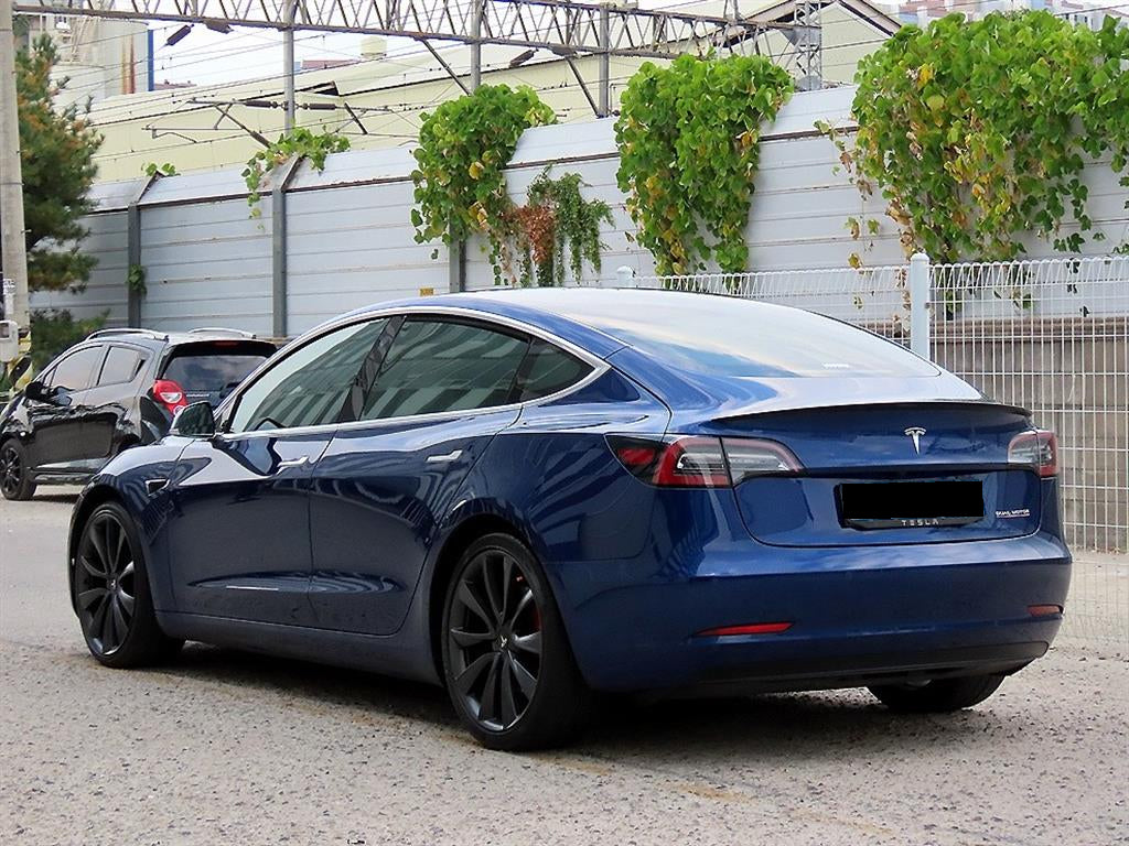 Tesla Model 3 — photo 03