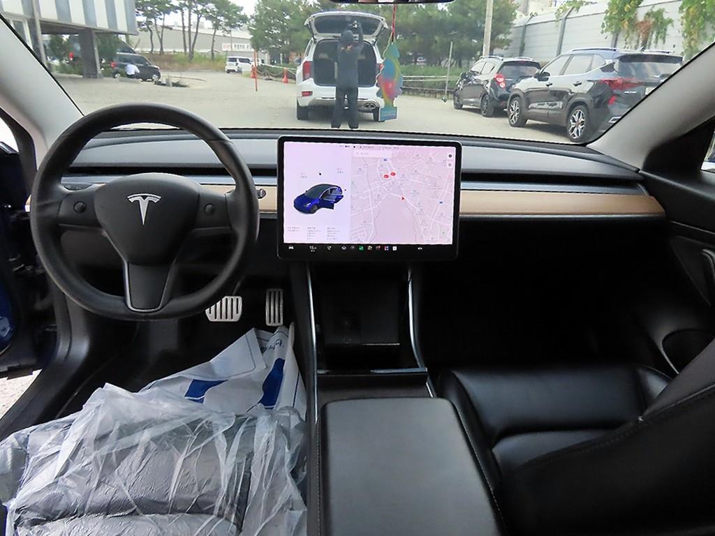 Tesla Model 3 — photo 07