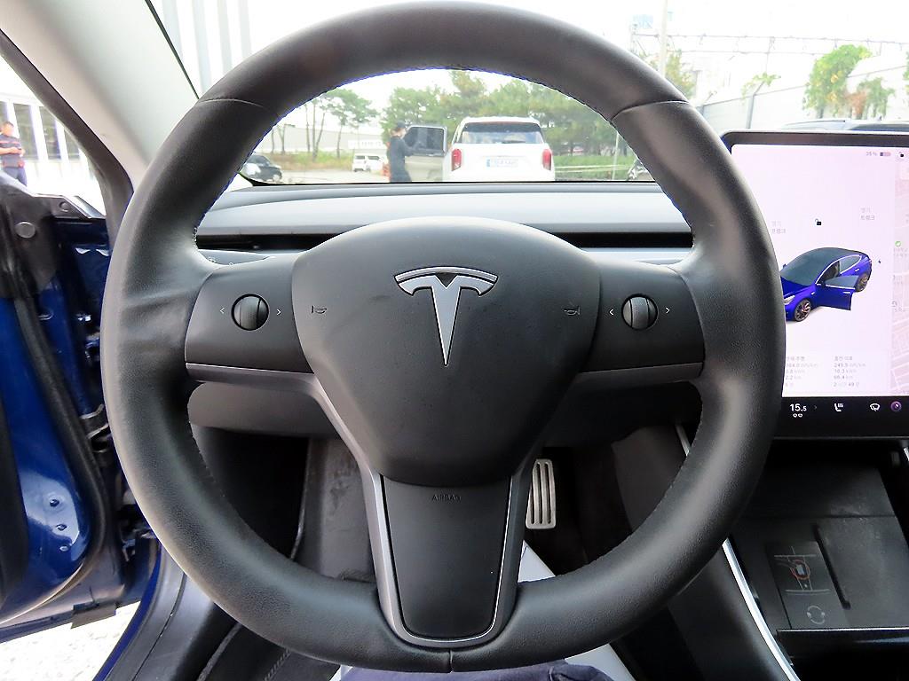 Tesla Model 3 — photo 08