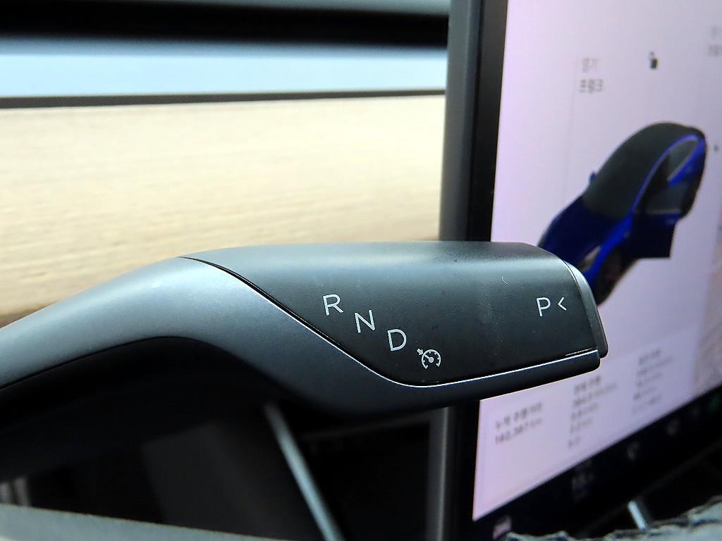 Tesla Model 3 — photo 09