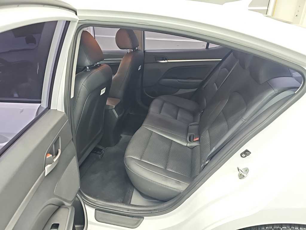Hyundai Avante — photo 12