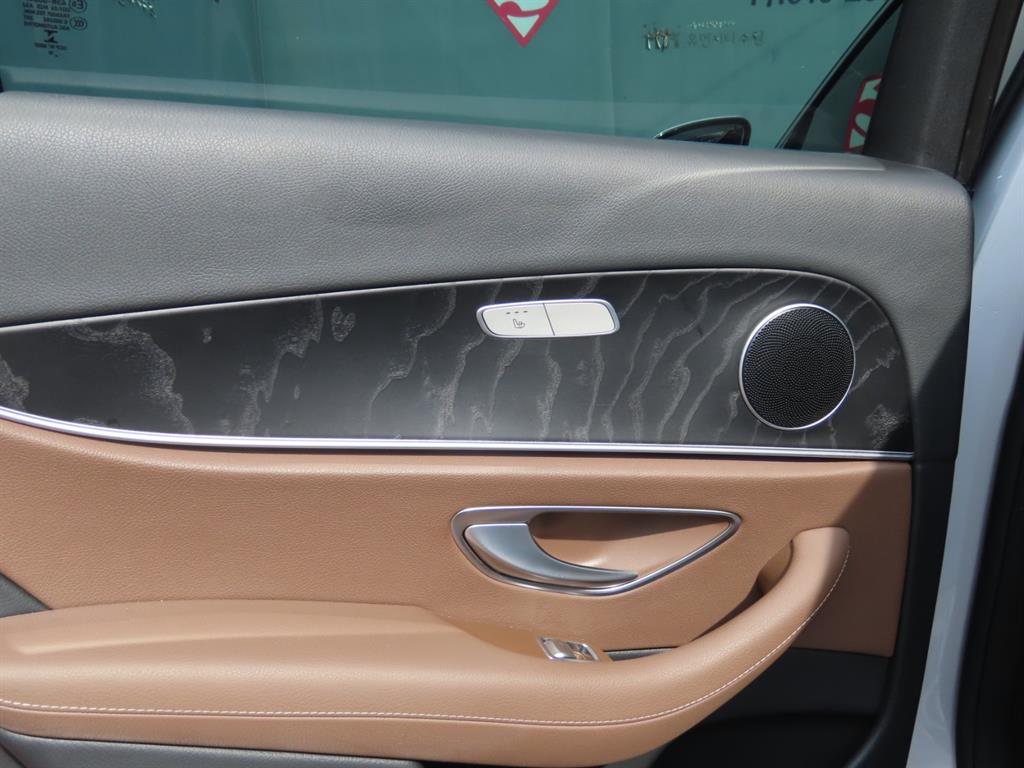Mercedes-Benz E-Class — photo 07