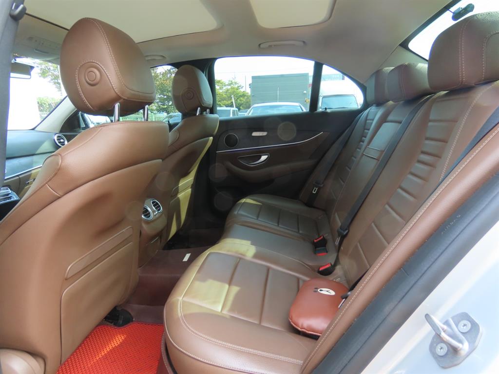 Mercedes-Benz E-Class — photo 08