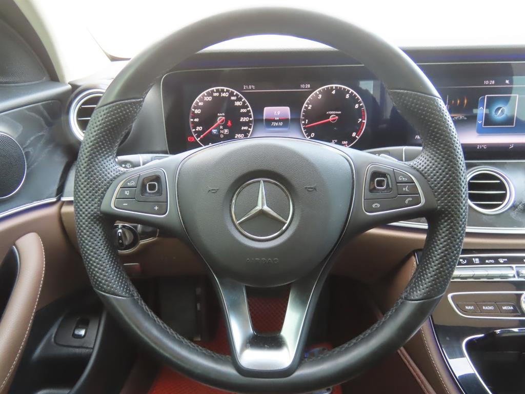 Mercedes-Benz E-Class — photo 11