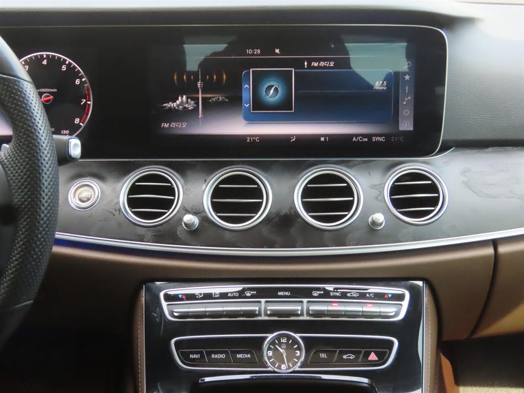 Mercedes-Benz E-Class — photo 12