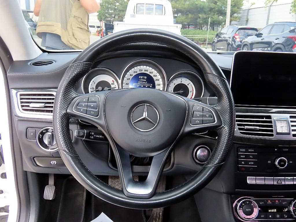 Mercedes-Benz CLS-Class — photo 08