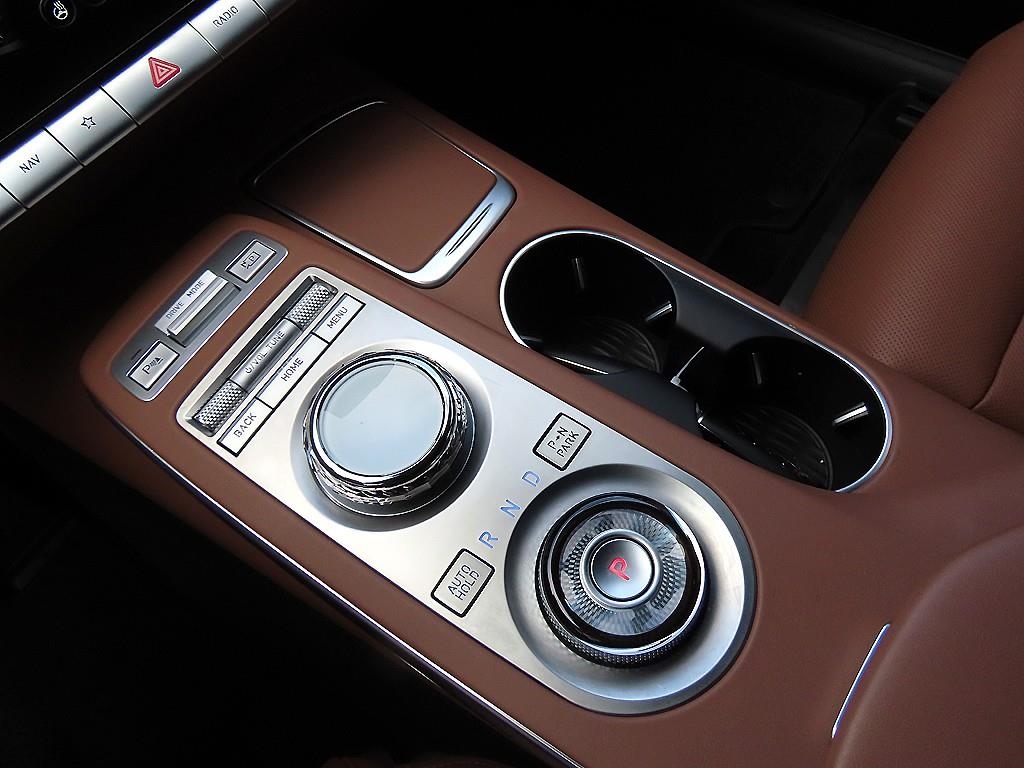 Genesis GV70 — photo 10