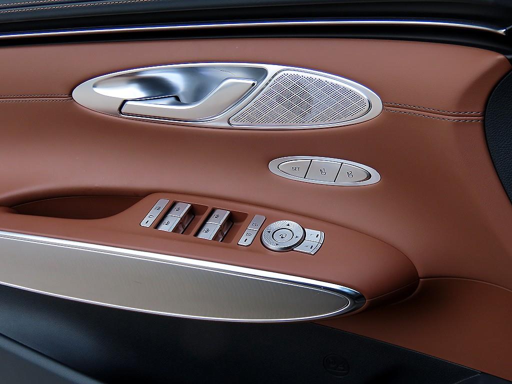 Genesis GV70 — photo 11