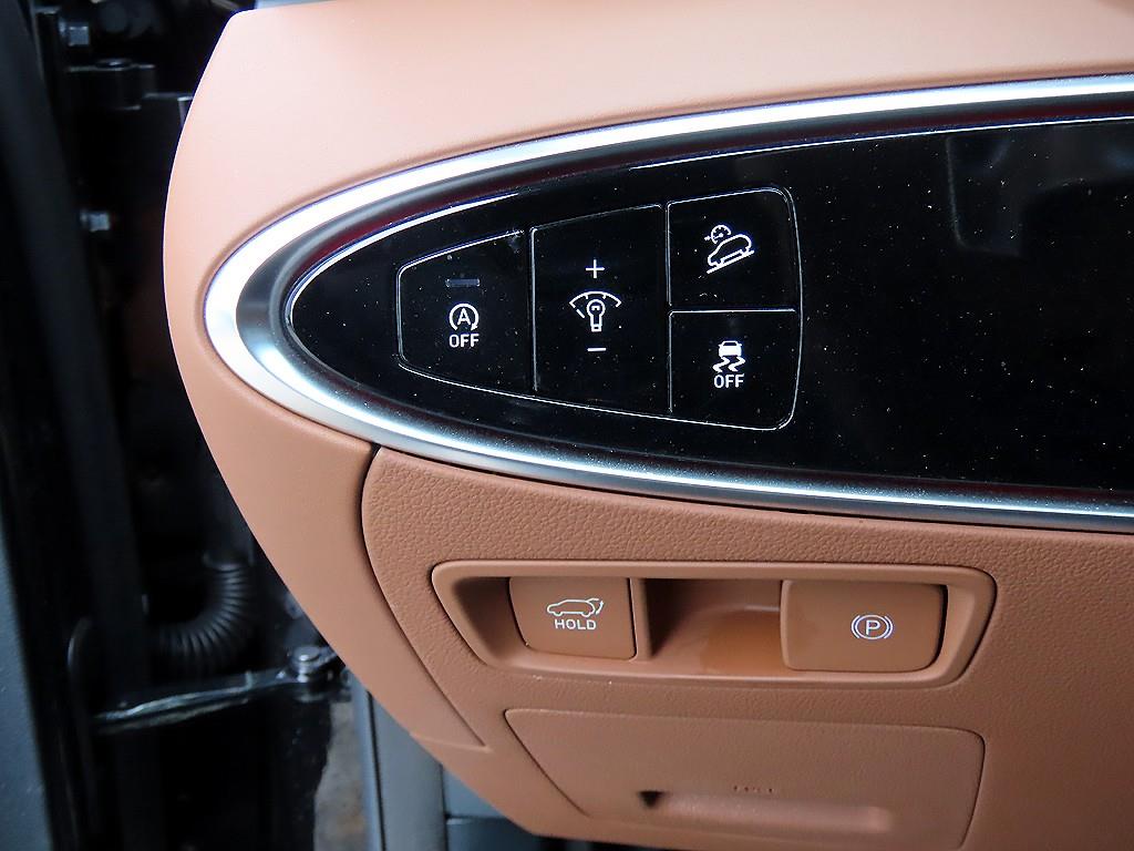Genesis GV70 — photo 12
