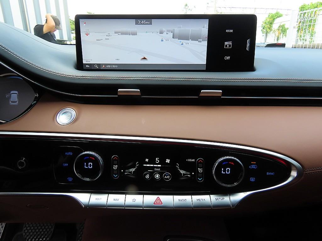 Genesis GV70 — photo 13
