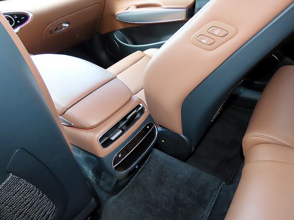 Genesis GV70 — photo 16