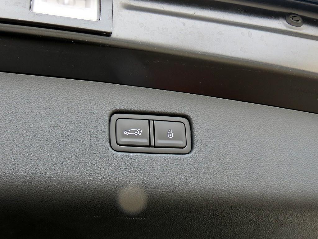 Genesis GV70 — photo 17