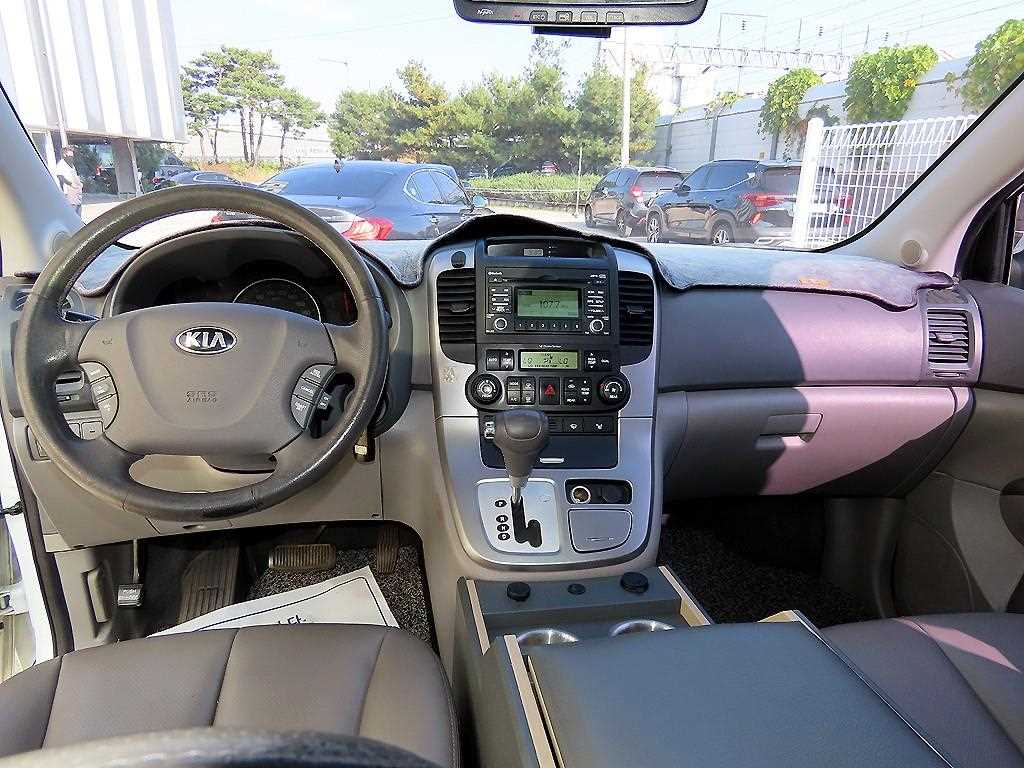 Kia Carnival — photo 08