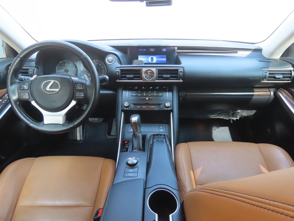 Lexus IS — photo 07