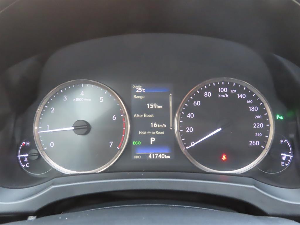 Lexus IS — photo 08