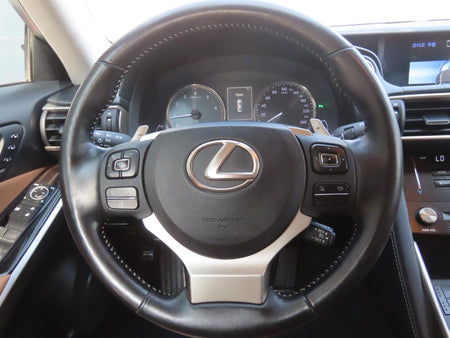 Lexus IS — photo 09