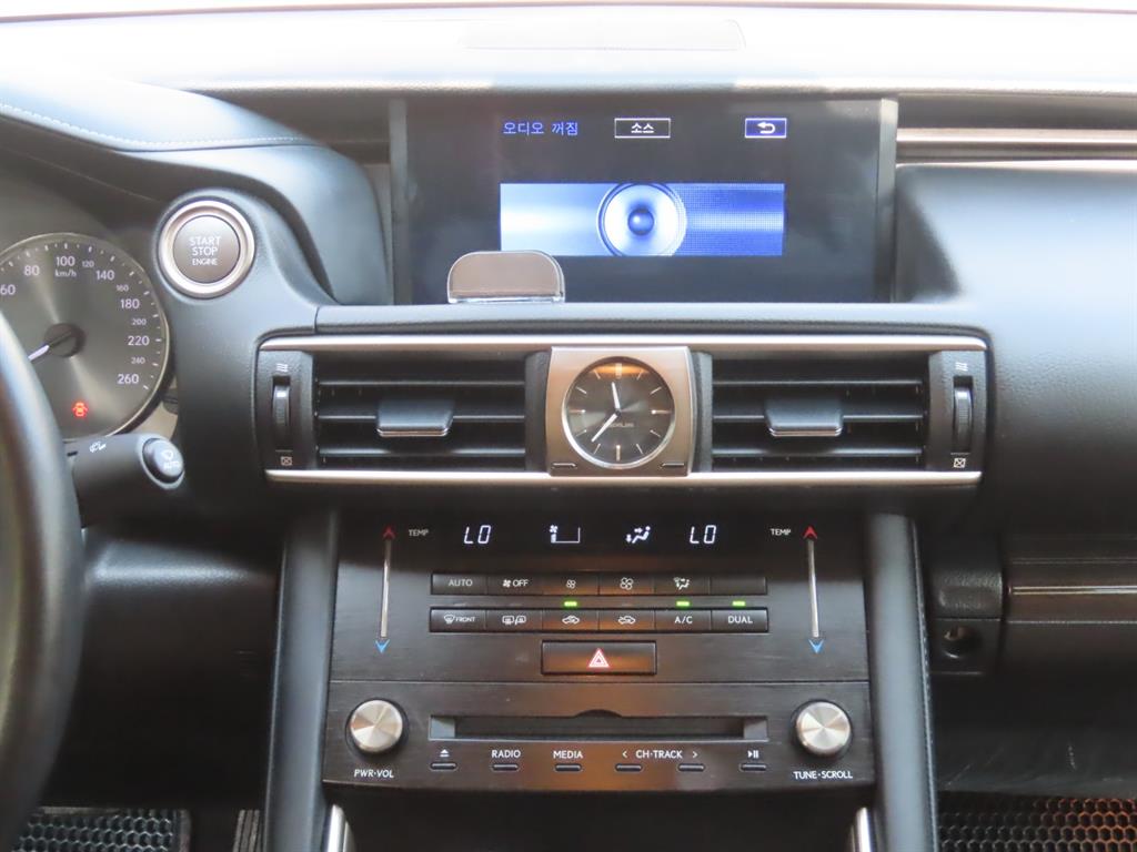 Lexus IS — photo 10