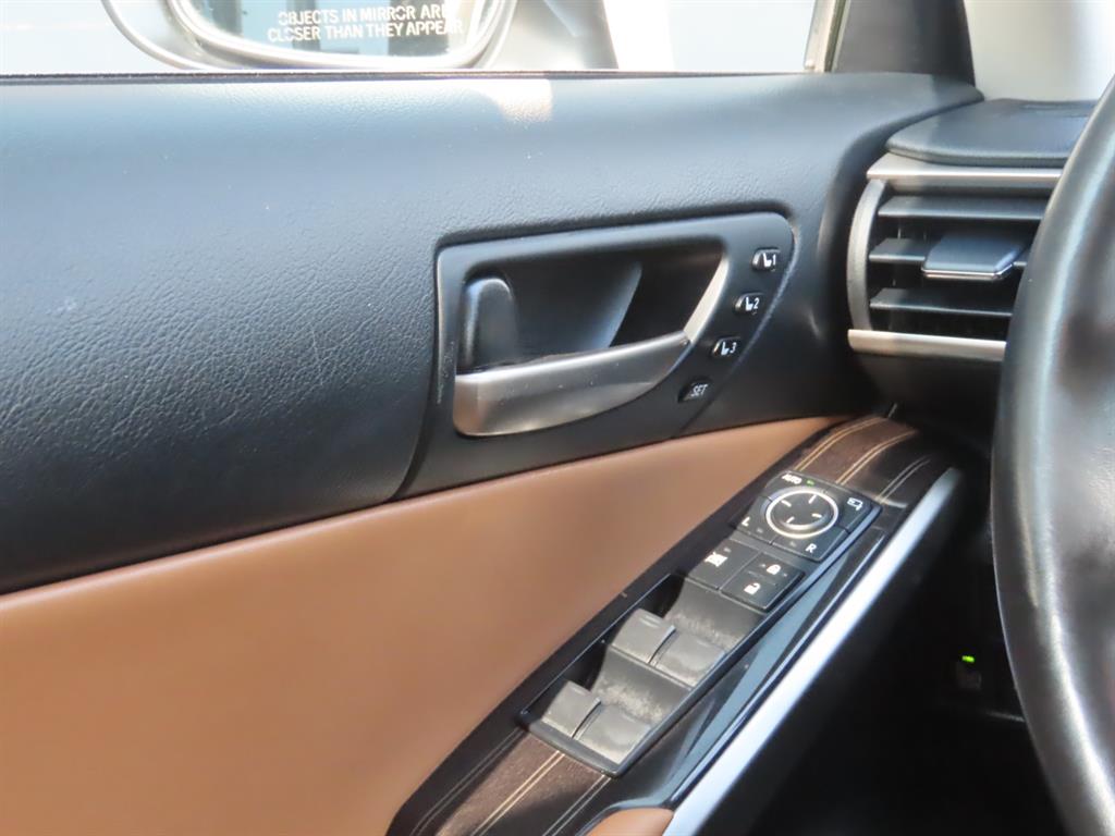 Lexus IS — photo 14