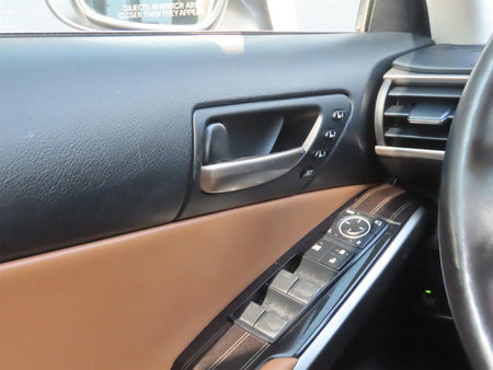 Lexus IS — photo 14