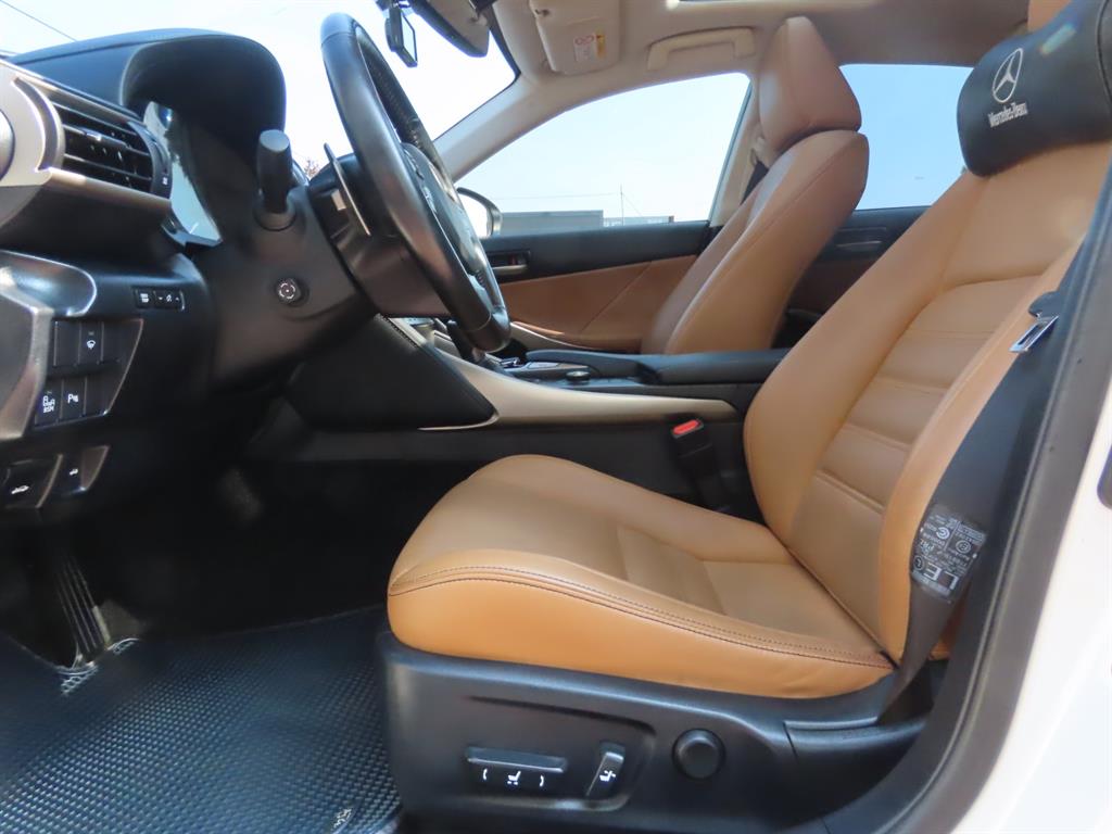 Lexus IS — photo 15