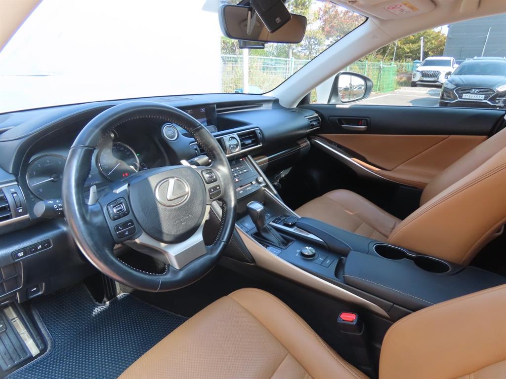 Lexus IS — photo 16
