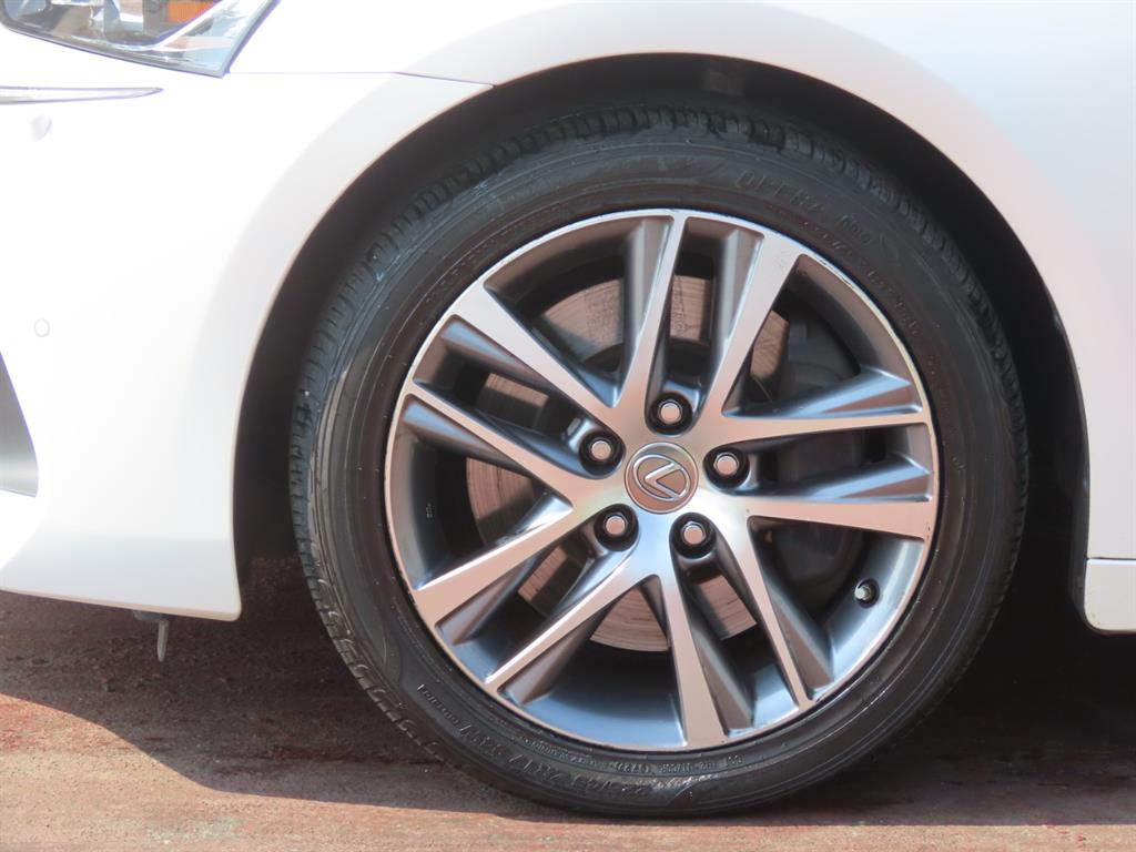Lexus IS — photo 20