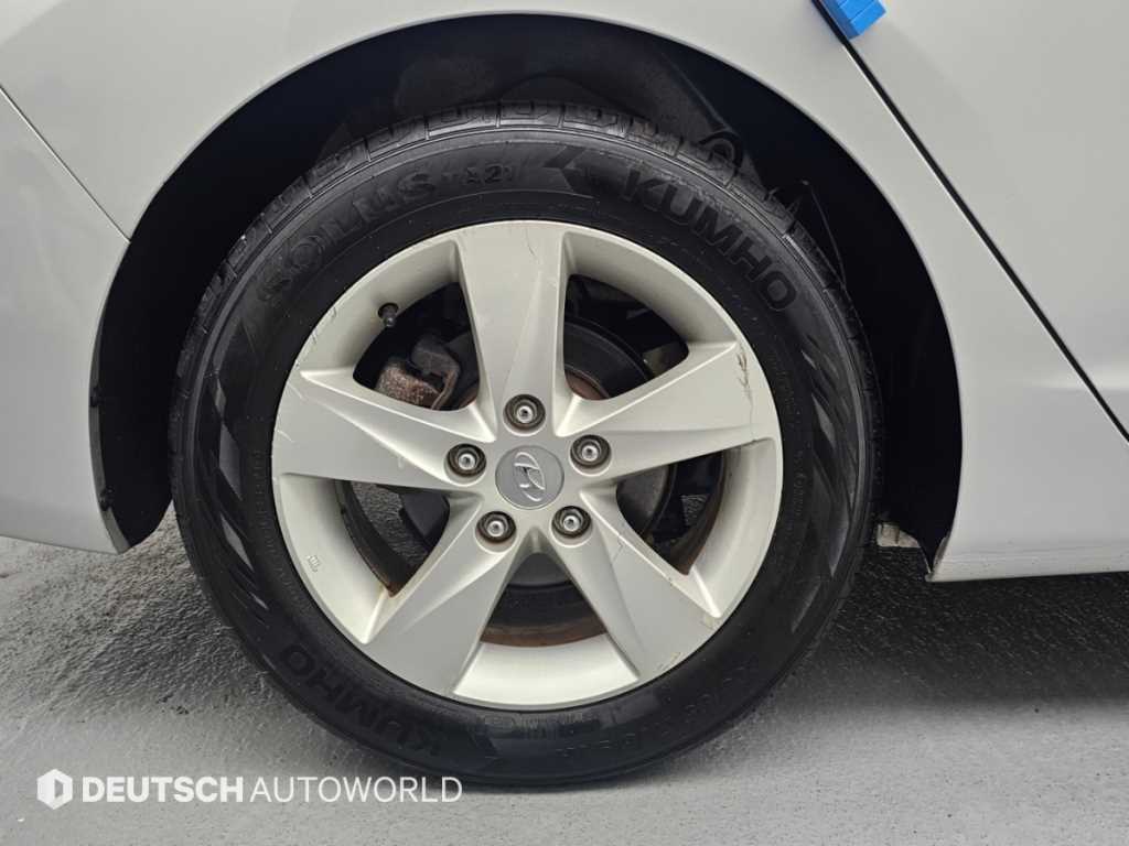 Hyundai Avante — photo 05